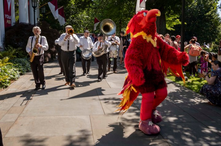 Phineas leads band in parade of classes