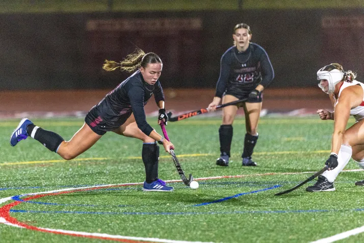 Swarthmore field hockey player gets ready to shoot ball