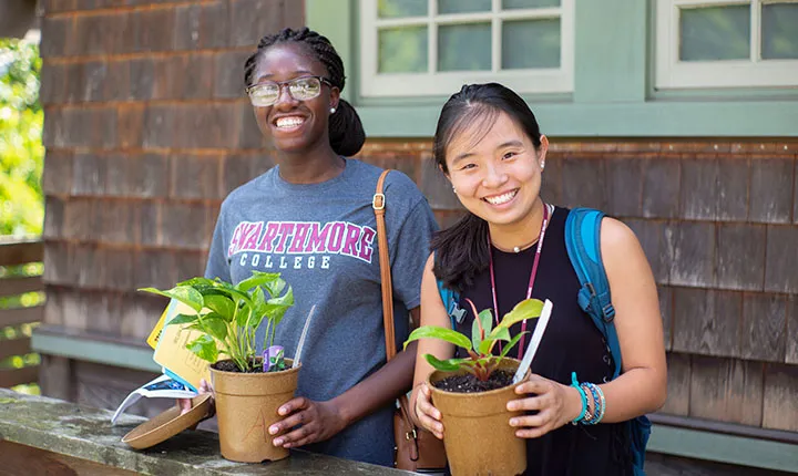 Students with plants from Scott Arboretum giveaway