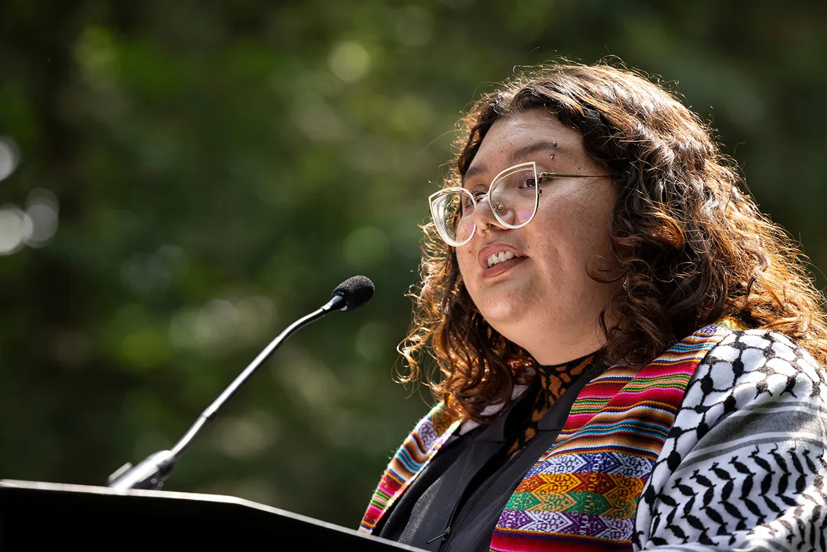 Lucia Navarro ’24 introduces faculty speaker Lisa Smulyan ’76, Henry C. and Charlotte Turner Professor of Educational Studies