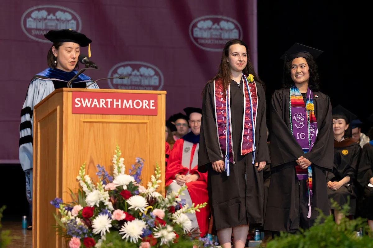 Tomoko Sakomura presents award to students