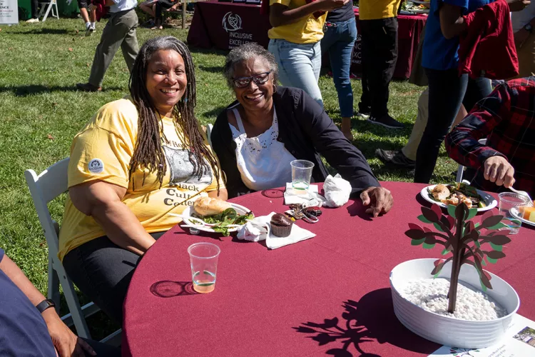 Karen Henry '81 and Linda Echols sitting at table outisde