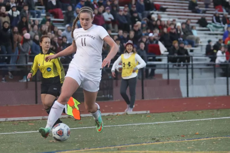 Marin McCoy '19 dribbles soccer ball