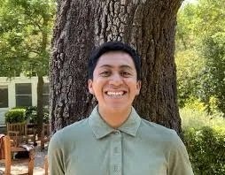 Photograph of Eder Ruiz Sanchez in front of a tree 