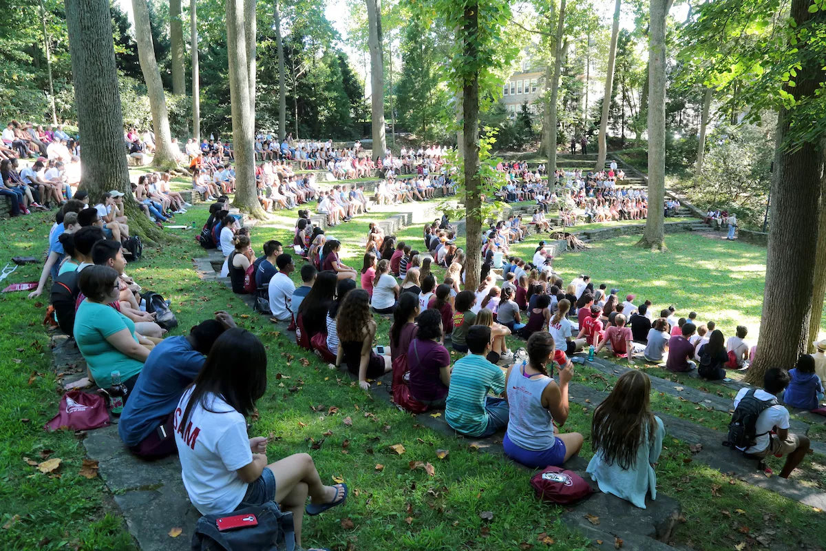 Estudiantes reunidos en el anfiteatro