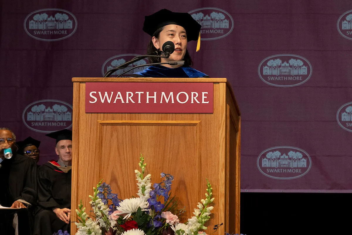 Tomoko Sakomura at podium at commencement ceremony