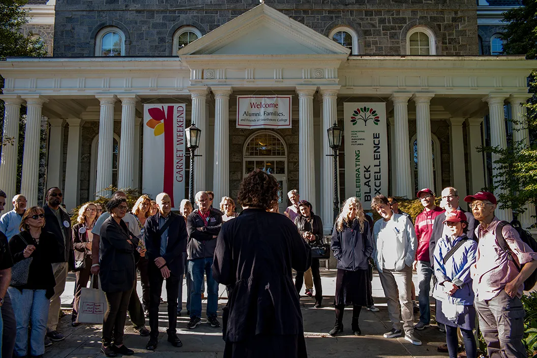 Group gathers in front of Parrish for Garnet weekend